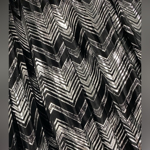 LuLaRoe Women’s Black & Silver Metallic Pleated Skirt Sz M - Picture 4 of 10